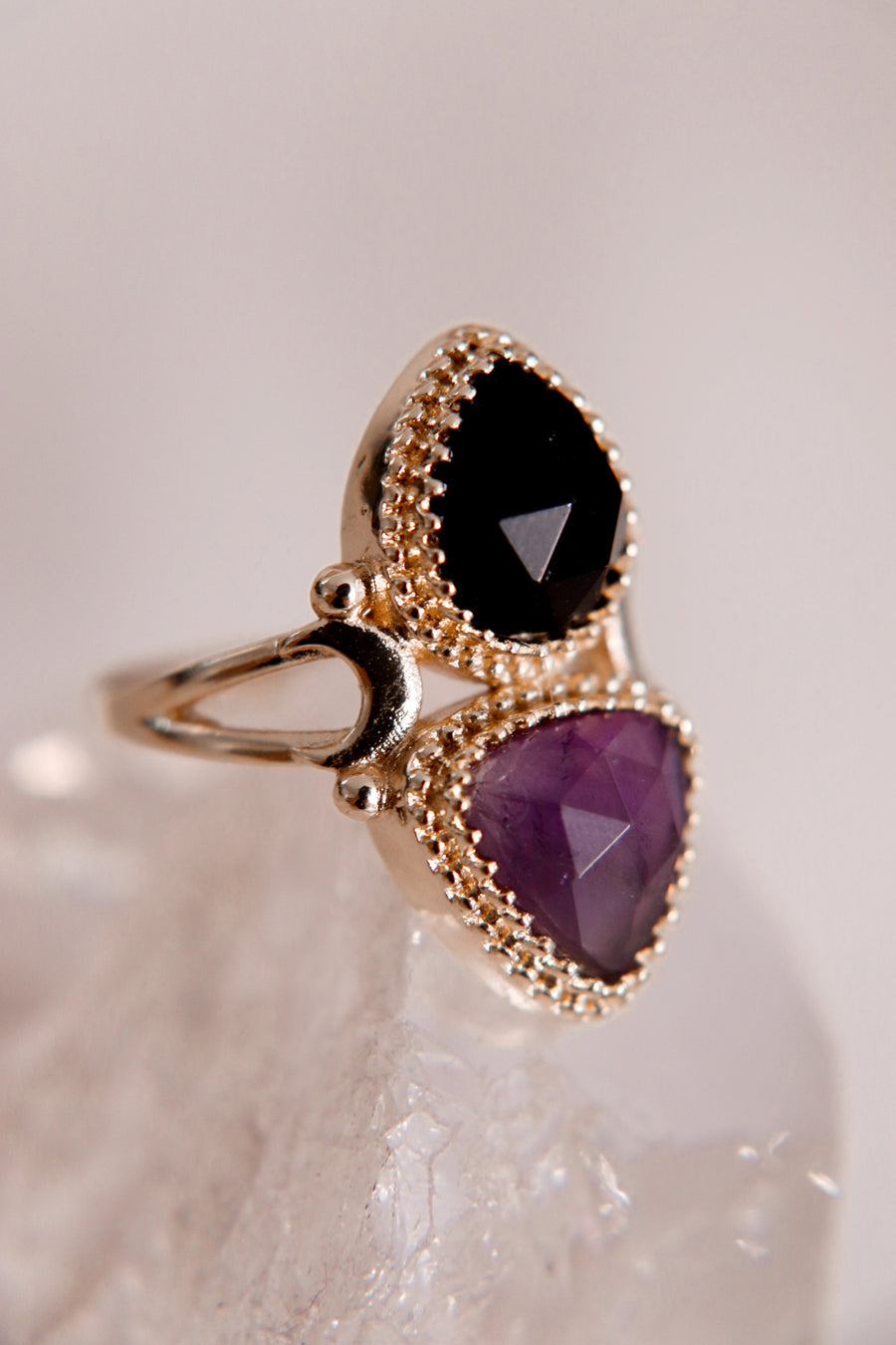 Sisters of the moon | Amethyst and onyx ring